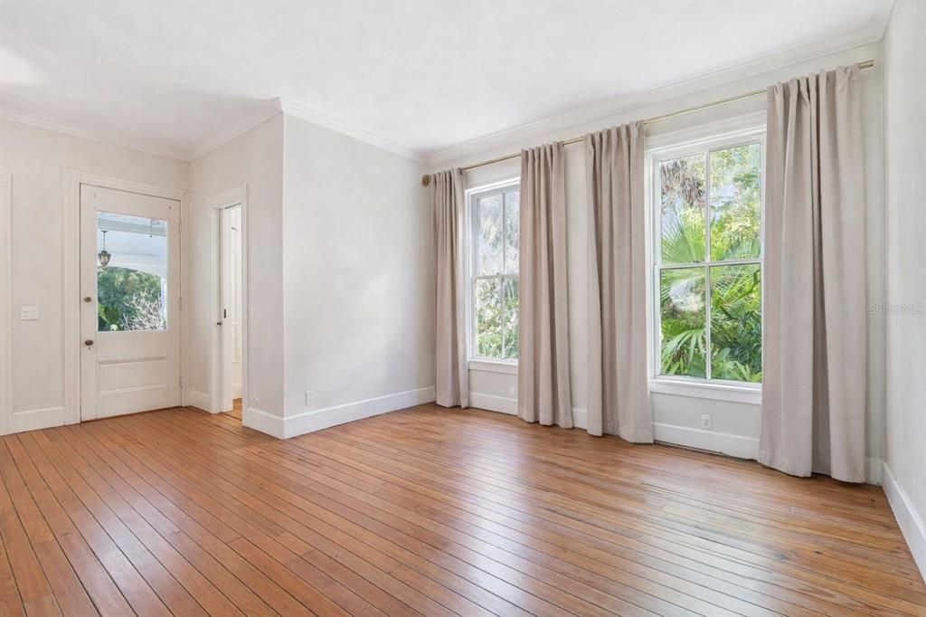 En Venta: $750,000 (5 camas, 2 baños, 2771 Pies cuadrados)