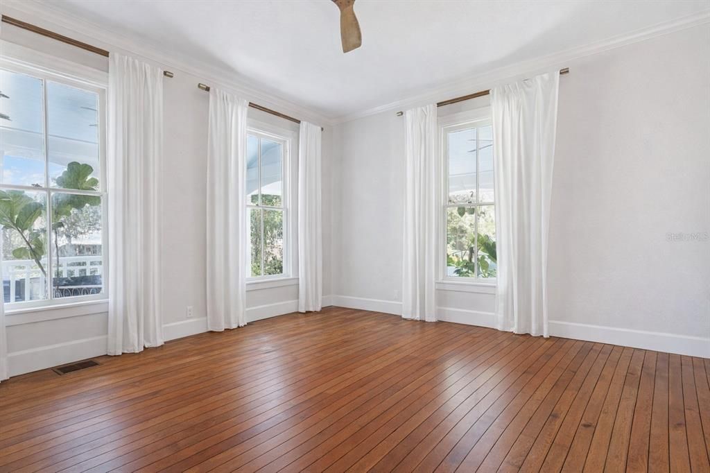 En Venta: $750,000 (5 camas, 2 baños, 2771 Pies cuadrados)