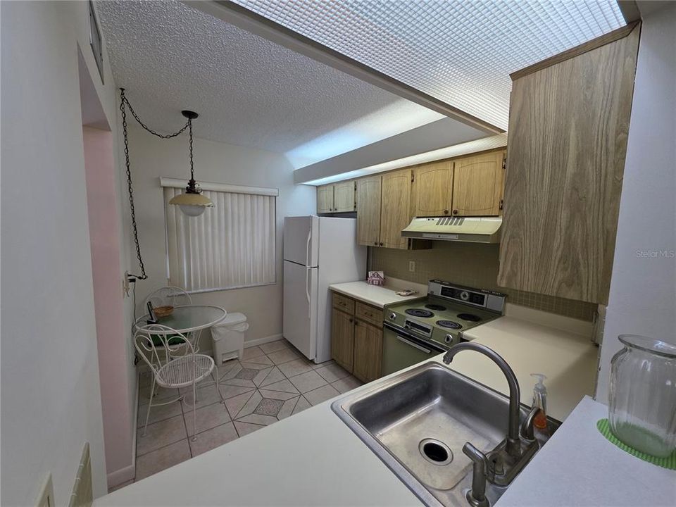 For Sale: $119,850 (1 beds, 1 baths, 682 Square Feet)