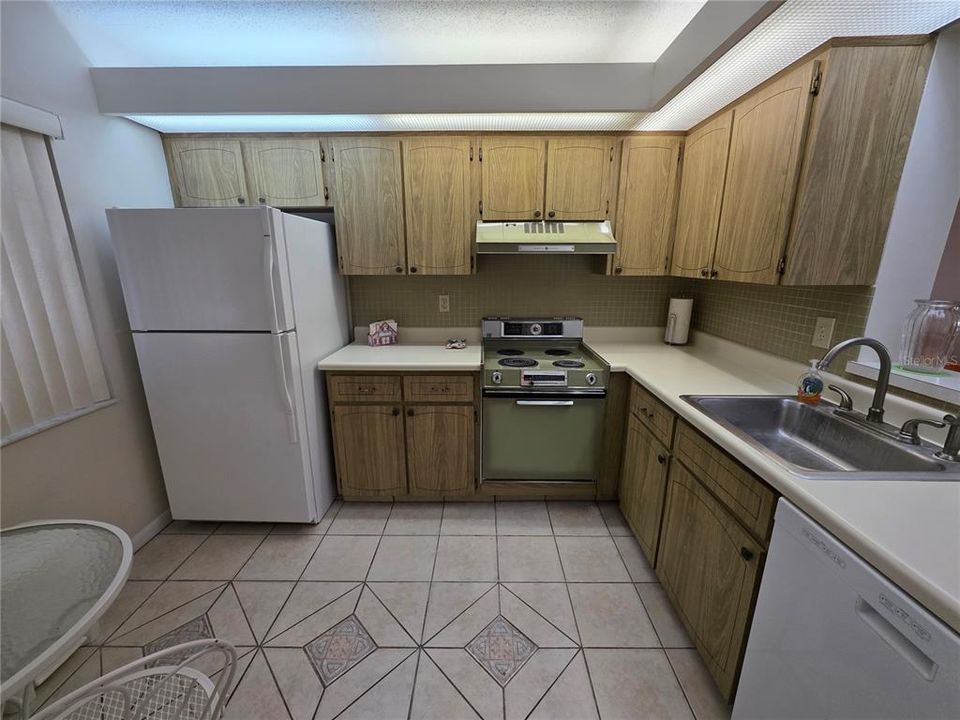 For Sale: $119,850 (1 beds, 1 baths, 682 Square Feet)