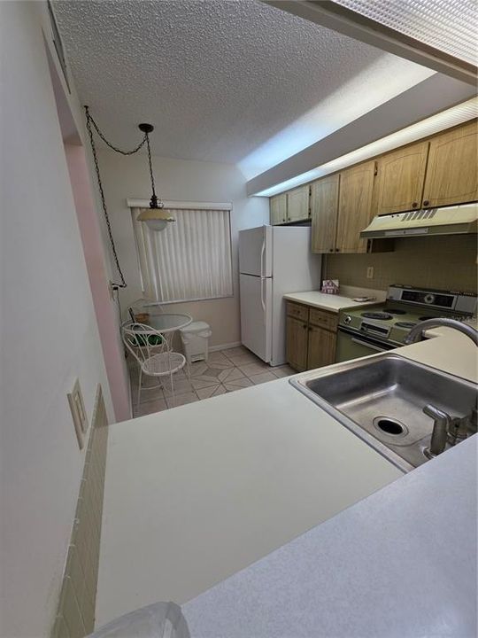 For Sale: $119,850 (1 beds, 1 baths, 682 Square Feet)