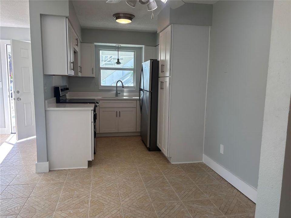 For Rent: $1,800 (1 beds, 1 baths, 585 Square Feet)