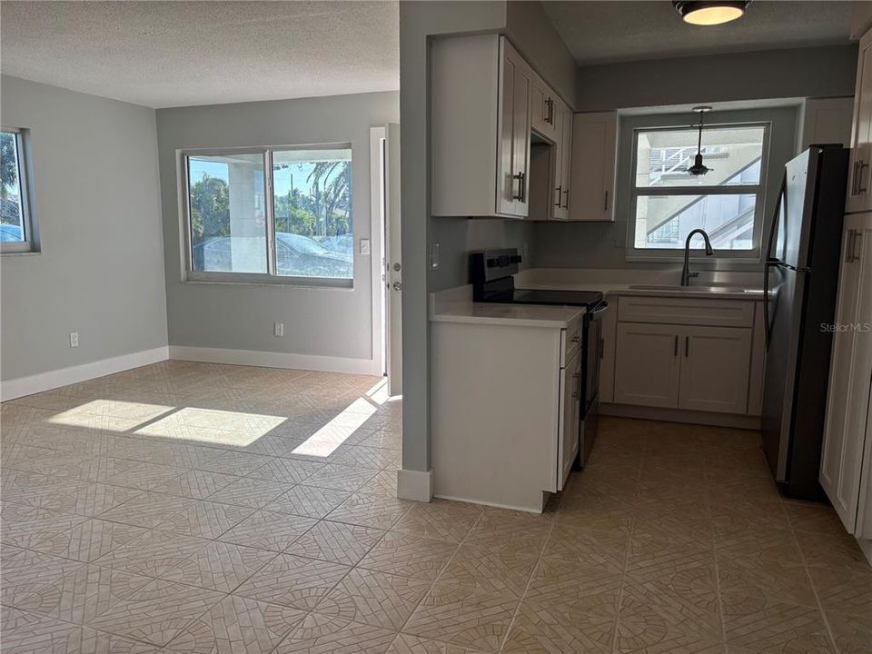 For Rent: $1,800 (1 beds, 1 baths, 585 Square Feet)