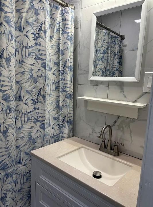 出租: $1,300 (0 贝兹, 1 浴室, 252 平方英尺)