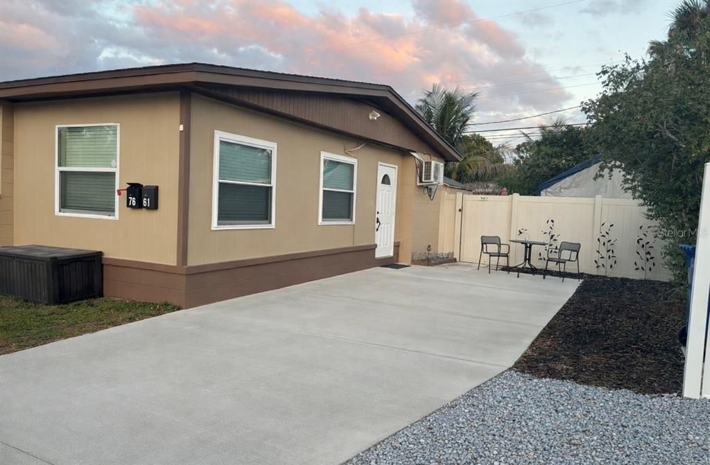 出租: $1,300 (0 贝兹, 1 浴室, 252 平方英尺)