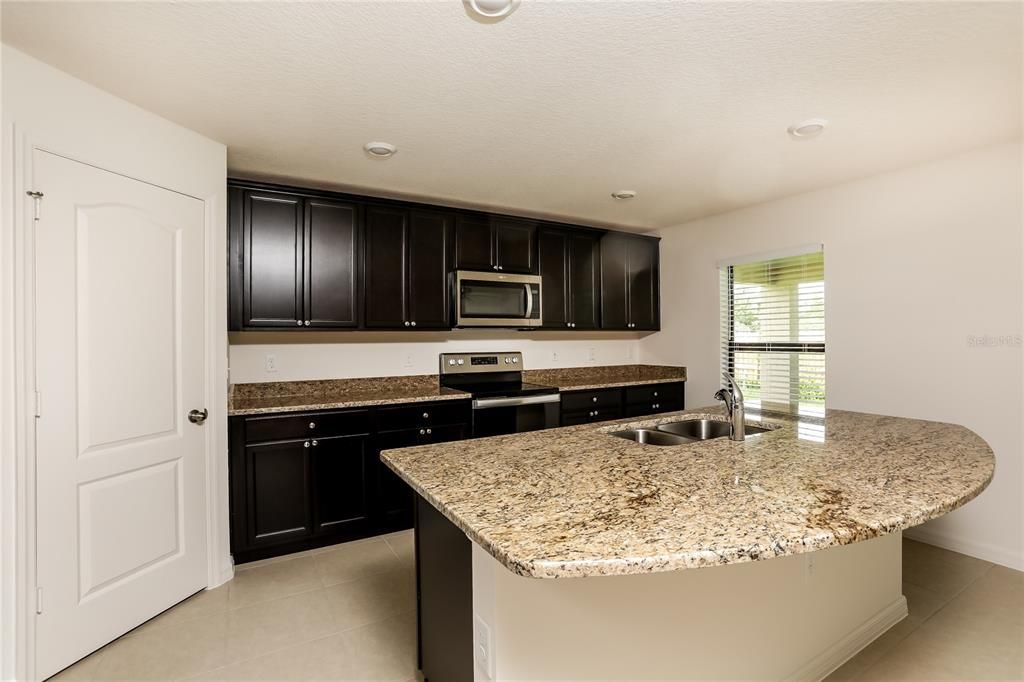 В аренду: $2,210 (5 спален, 3 ванн, 1944 Квадратных фут)