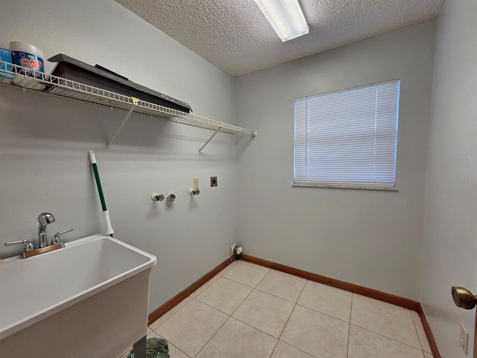 На продажу: $297,500 (3 спален, 2 ванн, 1681 Квадратных фут)