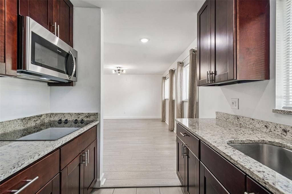 For Sale: $179,900 (1 beds, 1 baths, 600 Square Feet)