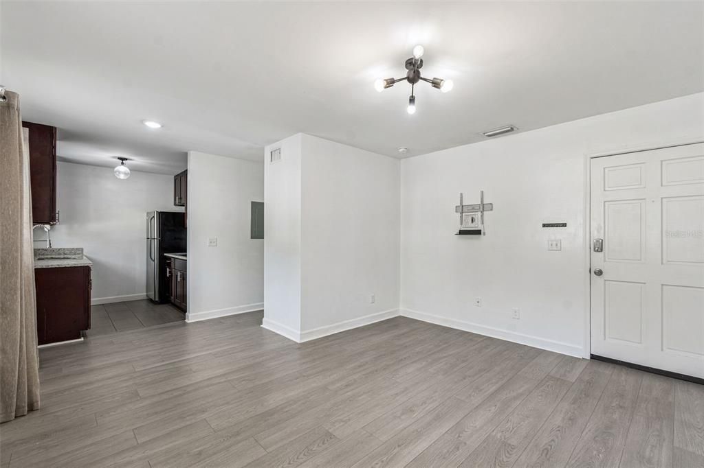 For Sale: $179,900 (1 beds, 1 baths, 600 Square Feet)