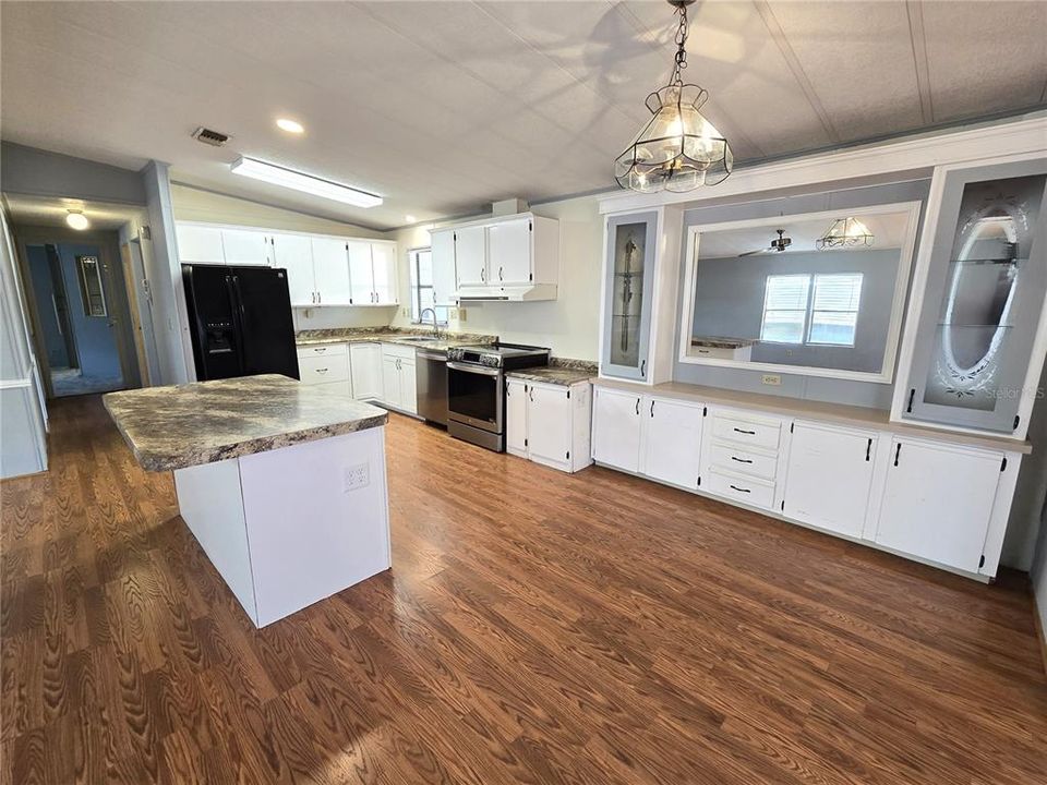 For Sale: $119,900 (2 beds, 2 baths, 1256 Square Feet)