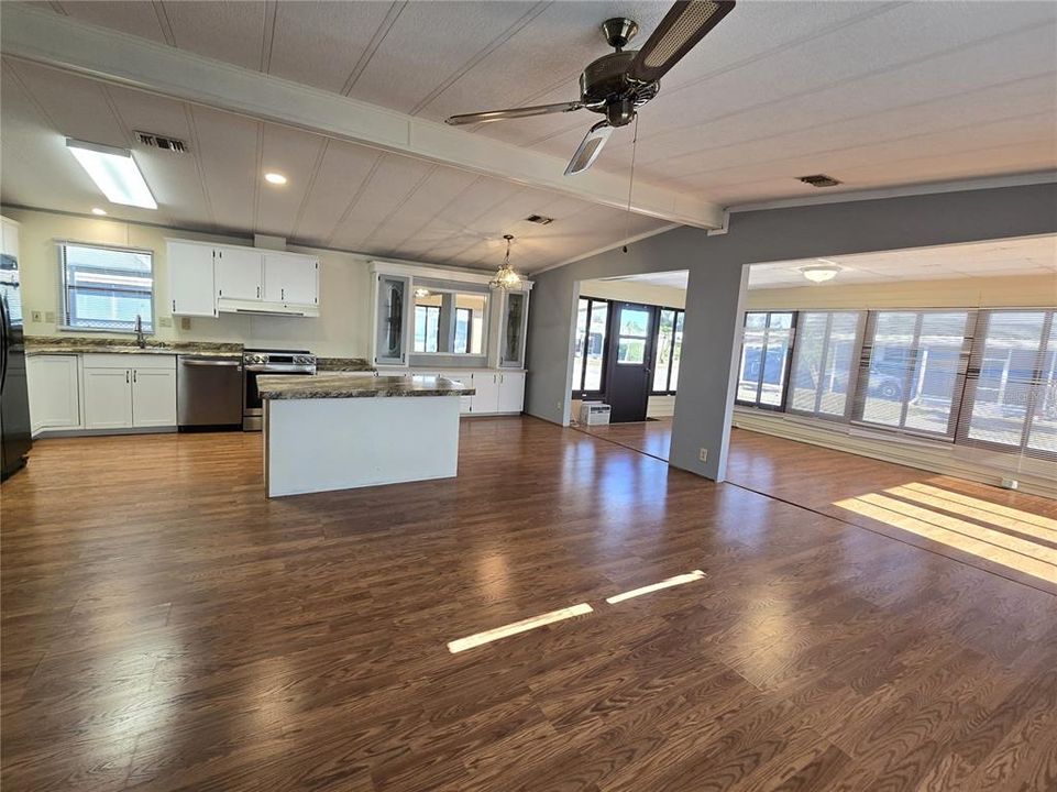 For Sale: $119,900 (2 beds, 2 baths, 1256 Square Feet)