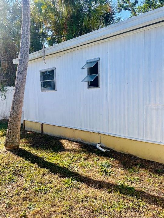 For Sale: $27,500 (1 beds, 1 baths, 552 Square Feet)