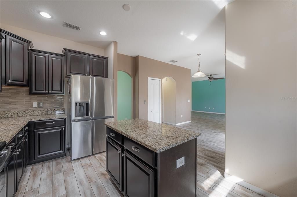 En Venta: $375,000 (4 camas, 2 baños, 2441 Pies cuadrados)