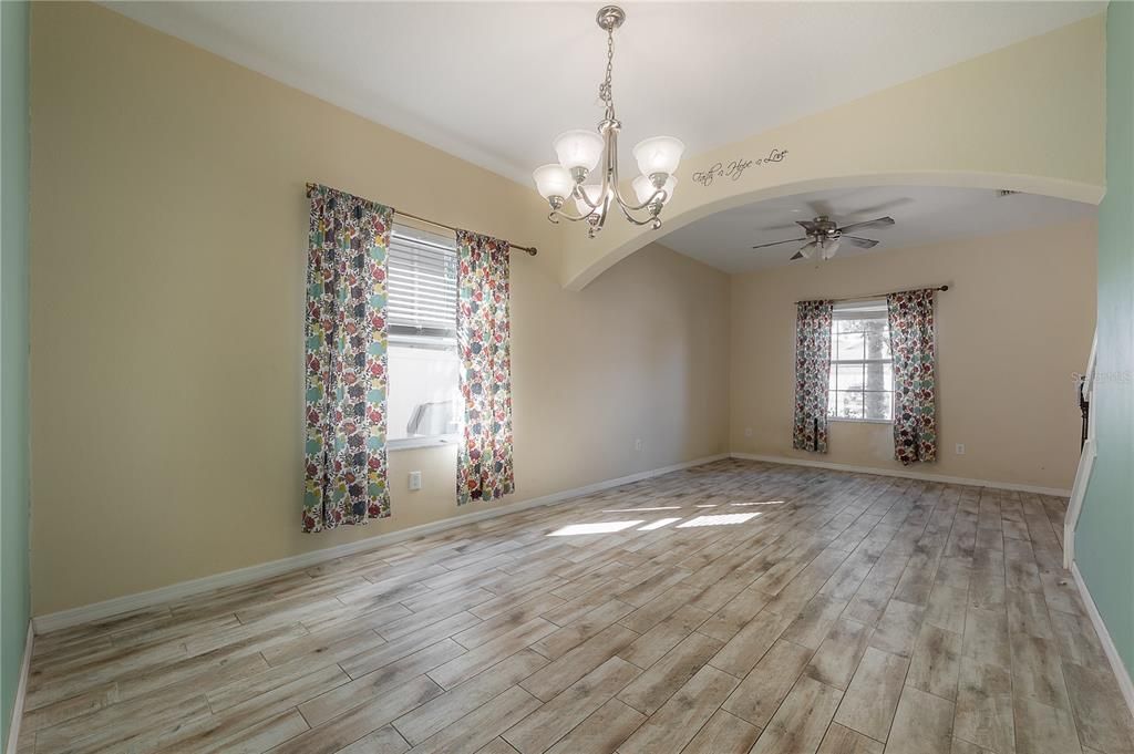 En Venta: $375,000 (4 camas, 2 baños, 2441 Pies cuadrados)