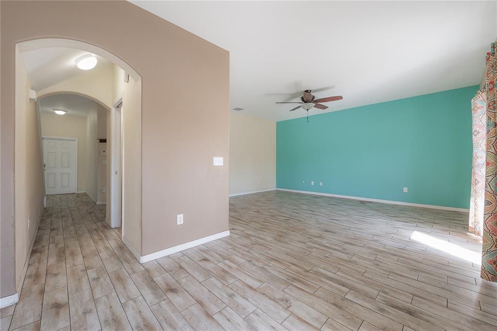 En Venta: $375,000 (4 camas, 2 baños, 2441 Pies cuadrados)