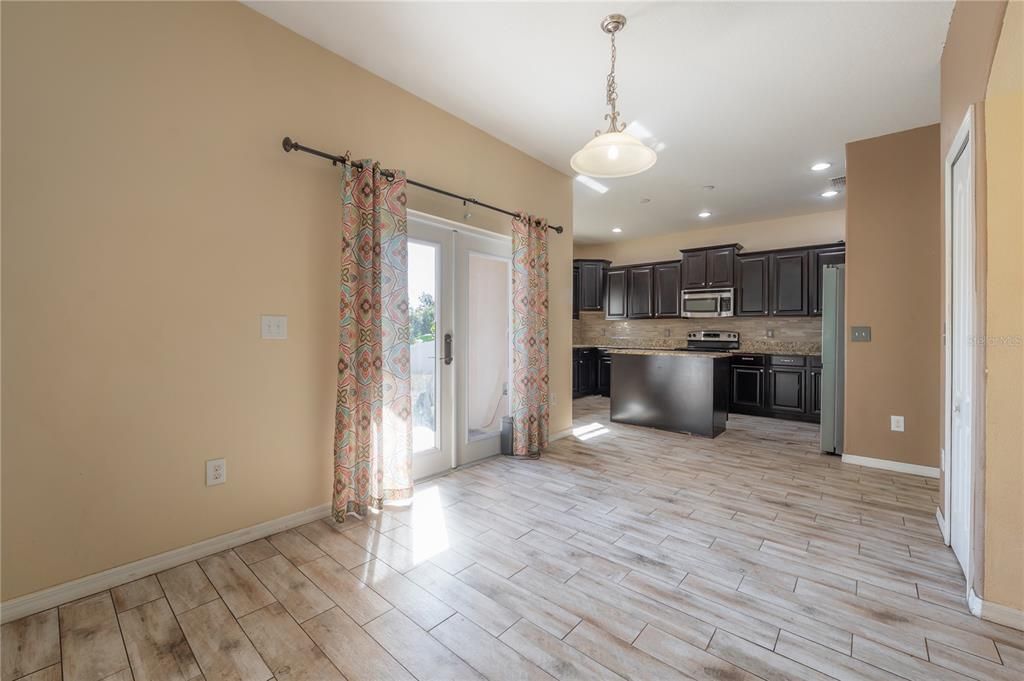 En Venta: $375,000 (4 camas, 2 baños, 2441 Pies cuadrados)