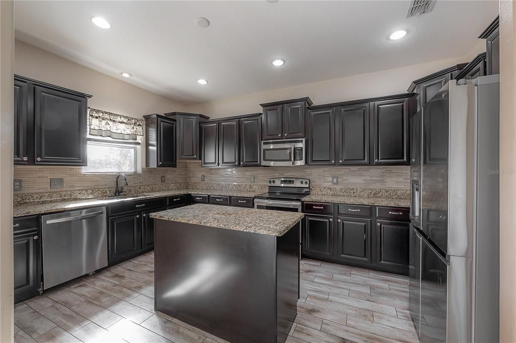 En Venta: $375,000 (4 camas, 2 baños, 2441 Pies cuadrados)