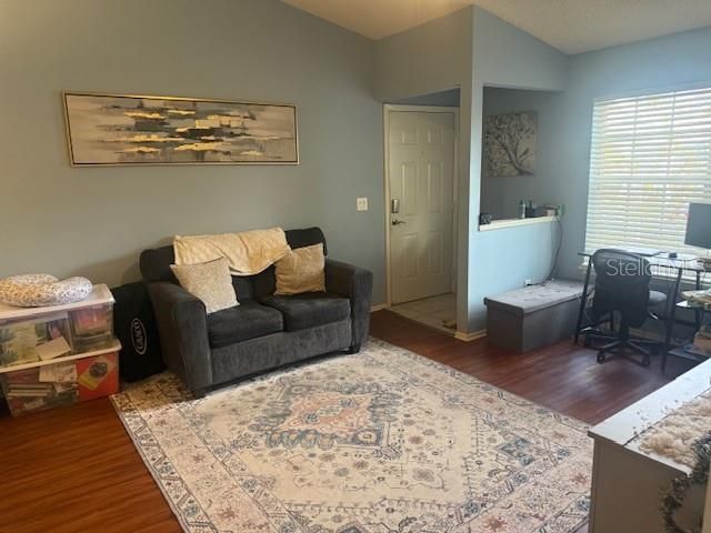 待售: $205,000 (2 贝兹, 2 浴室, 919 平方英尺)