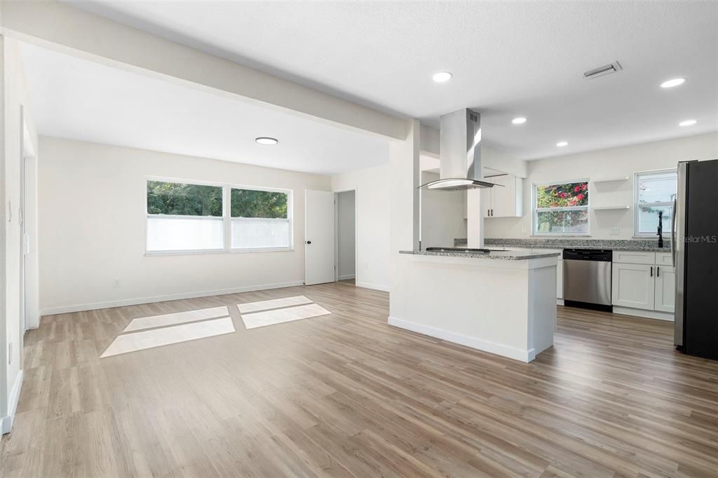 En Venta: $339,000 (4 camas, 2 baños, 1529 Pies cuadrados)