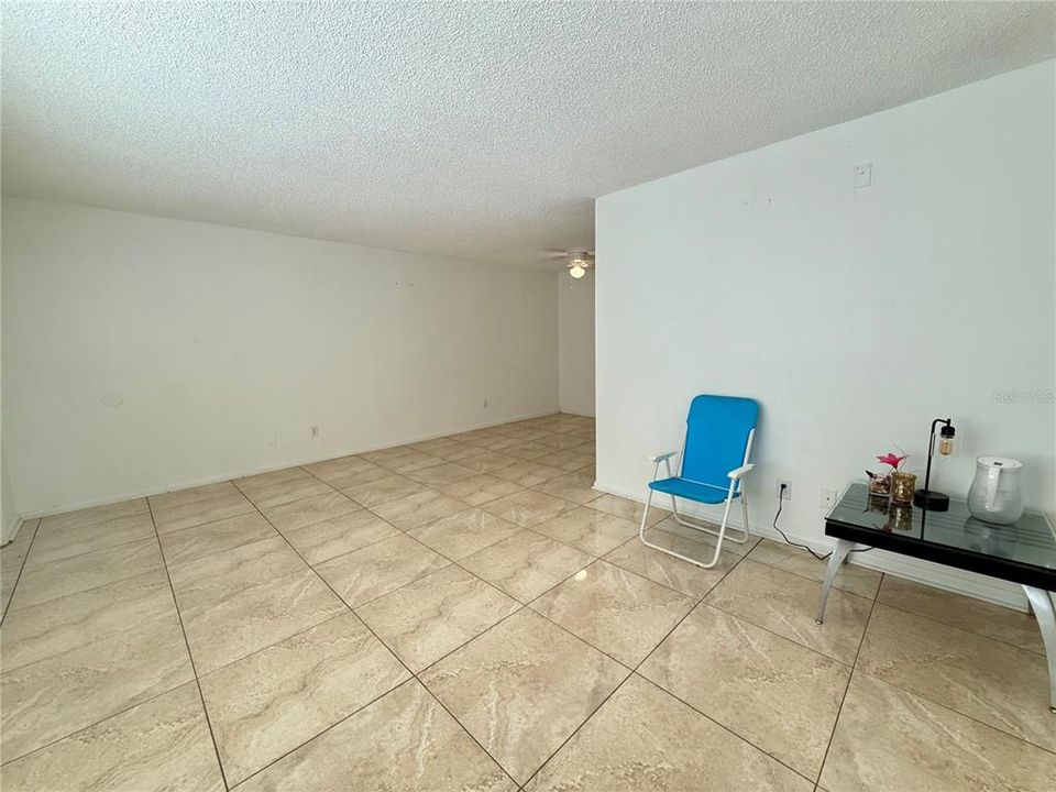 For Rent: $1,250 (1 beds, 1 baths, 760 Square Feet)