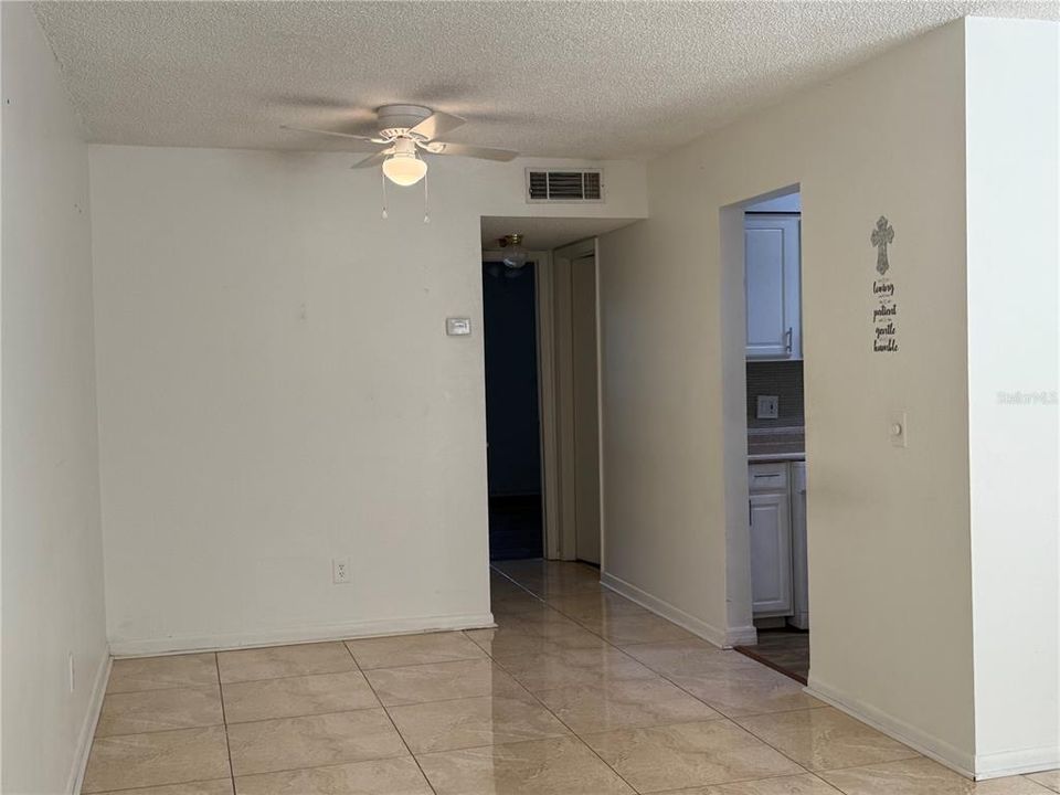 For Rent: $1,250 (1 beds, 1 baths, 760 Square Feet)