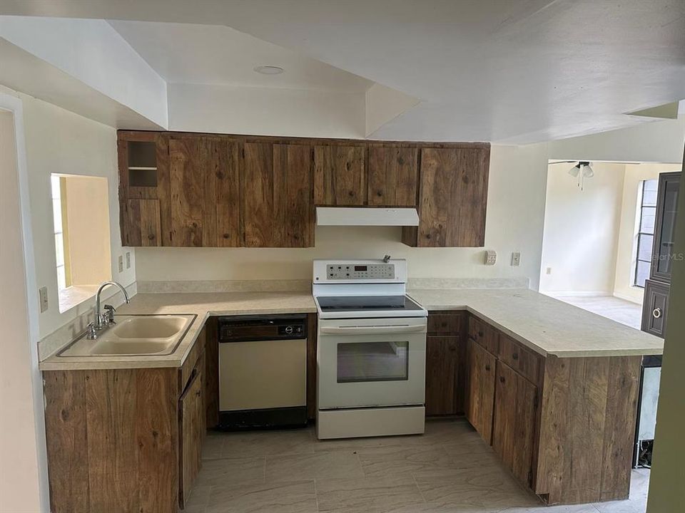 For Rent: $2,500 (5 beds, 2 baths, 2082 Square Feet)