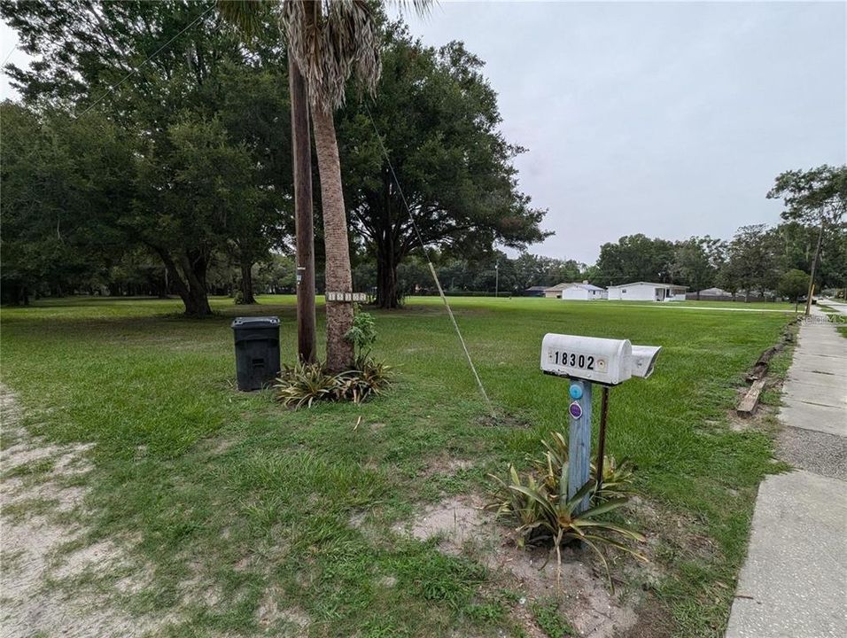 待售: $1,395,000 (6.46 acres)