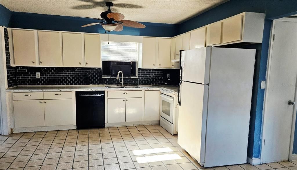 На продажу: $199,999 (3 спален, 1 ванн, 922 Квадратных фут)