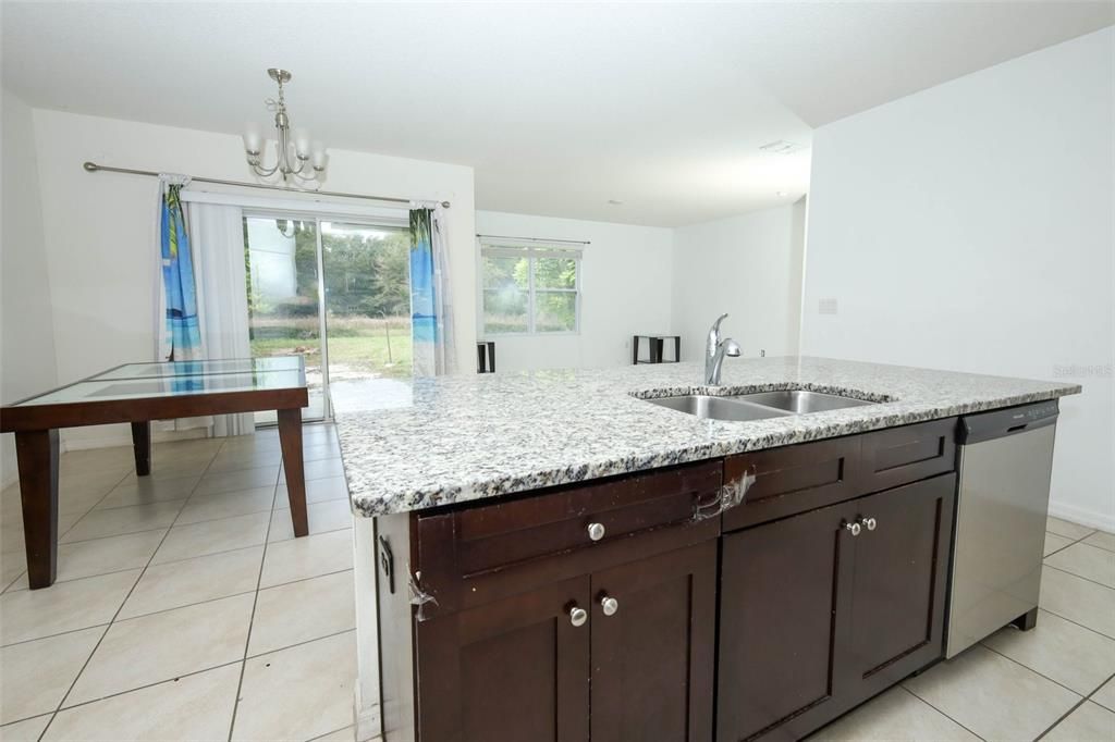 На продажу: $300,000 (4 спален, 2 ванн, 1846 Квадратных фут)