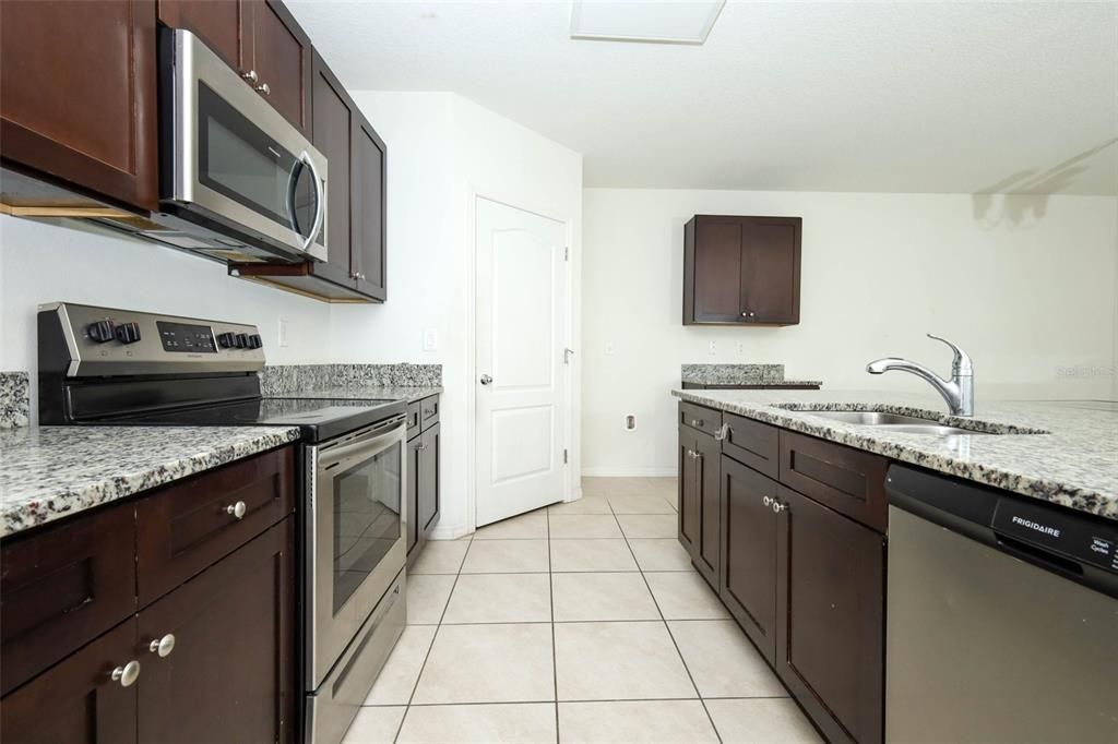 На продажу: $300,000 (4 спален, 2 ванн, 1846 Квадратных фут)