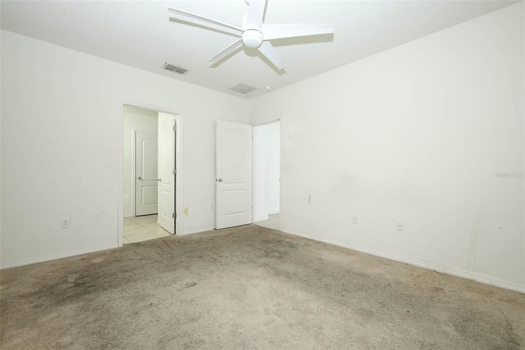 На продажу: $300,000 (4 спален, 2 ванн, 1846 Квадратных фут)