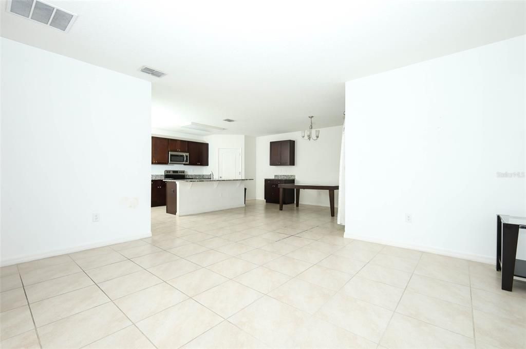 На продажу: $300,000 (4 спален, 2 ванн, 1846 Квадратных фут)