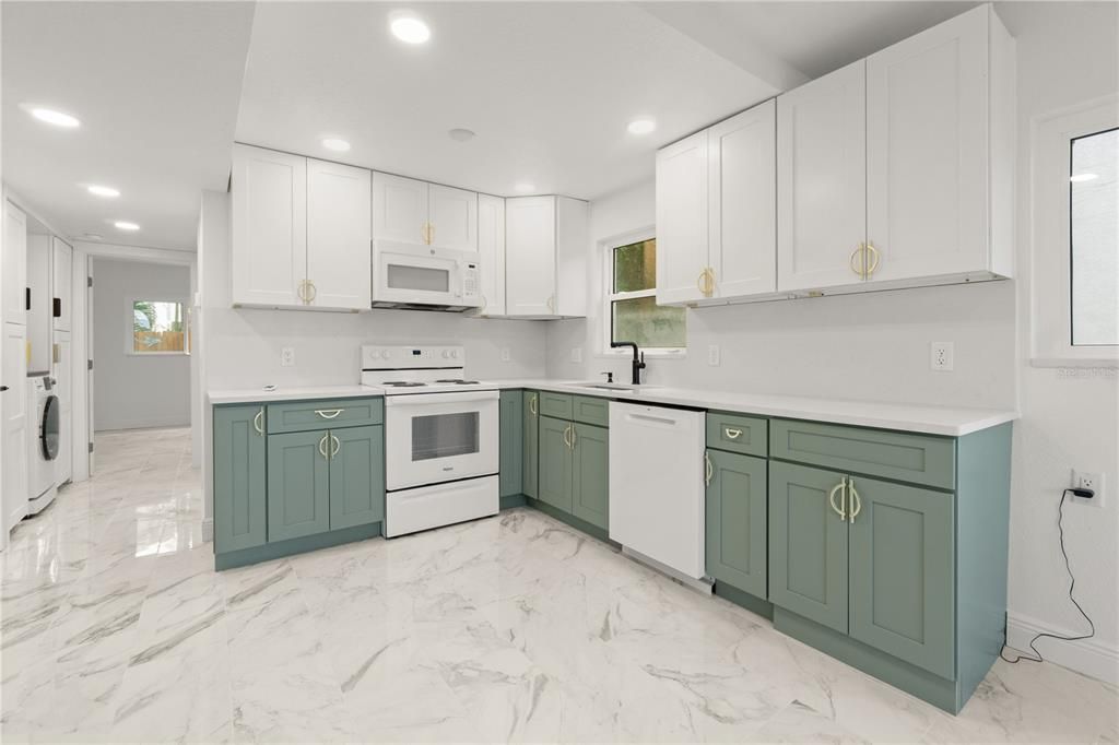 For Rent: $2,300 (1 beds, 1 baths, 700 Square Feet)