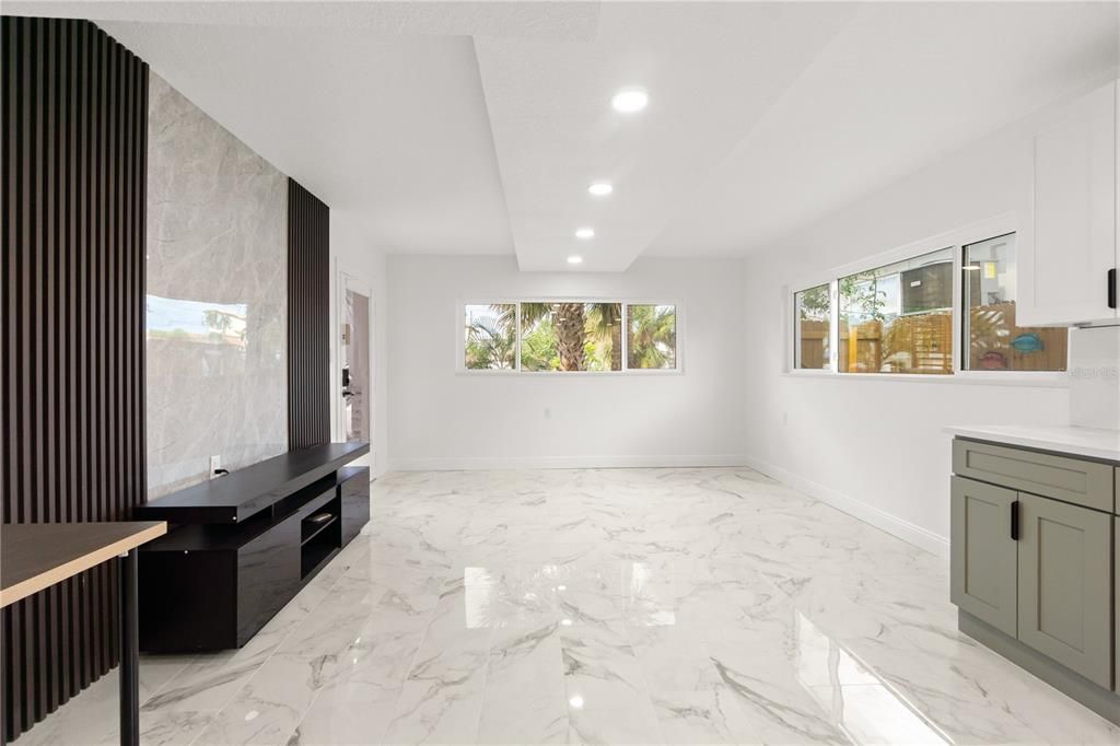 For Rent: $2,300 (1 beds, 1 baths, 700 Square Feet)