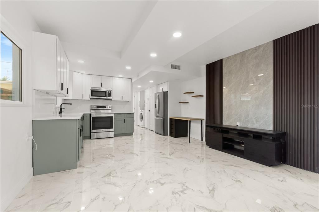 For Rent: $2,300 (1 beds, 1 baths, 700 Square Feet)