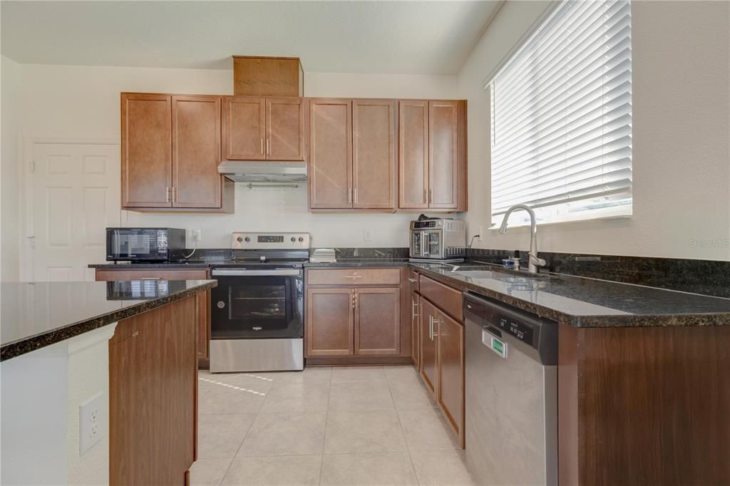 For Rent: $2,600 (4 beds, 2 baths, 1965 Square Feet)