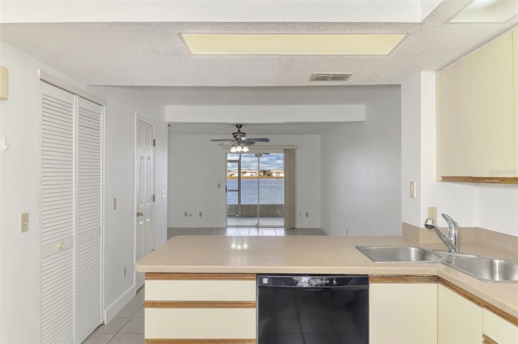 待售: $190,000 (2 贝兹, 2 浴室, 1078 平方英尺)