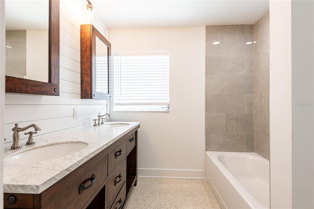 出租: $4,990 (3 贝兹, 2 浴室, 1224 平方英尺)