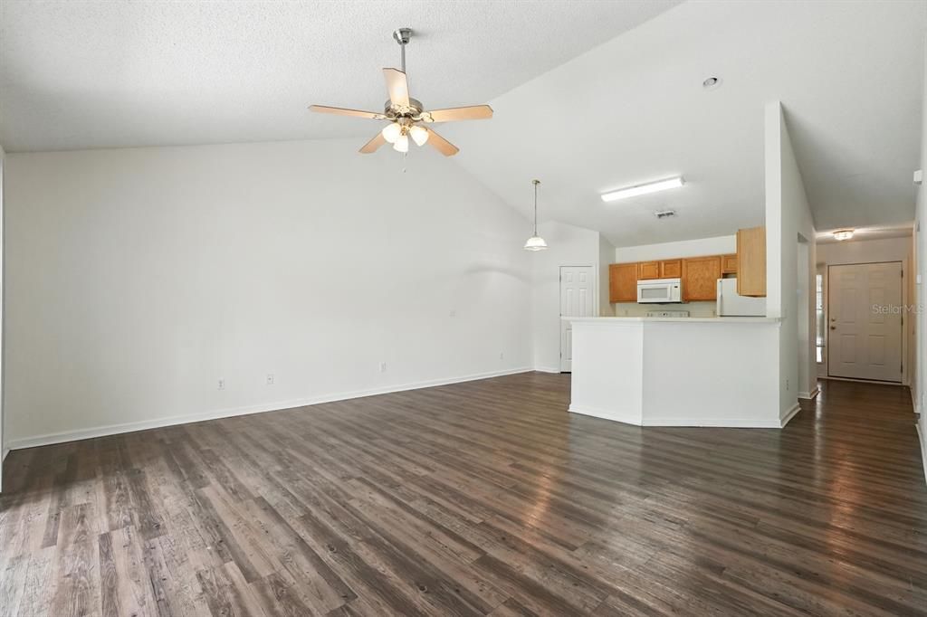 出租: $1,600 (3 贝兹, 2 浴室, 1295 平方英尺)