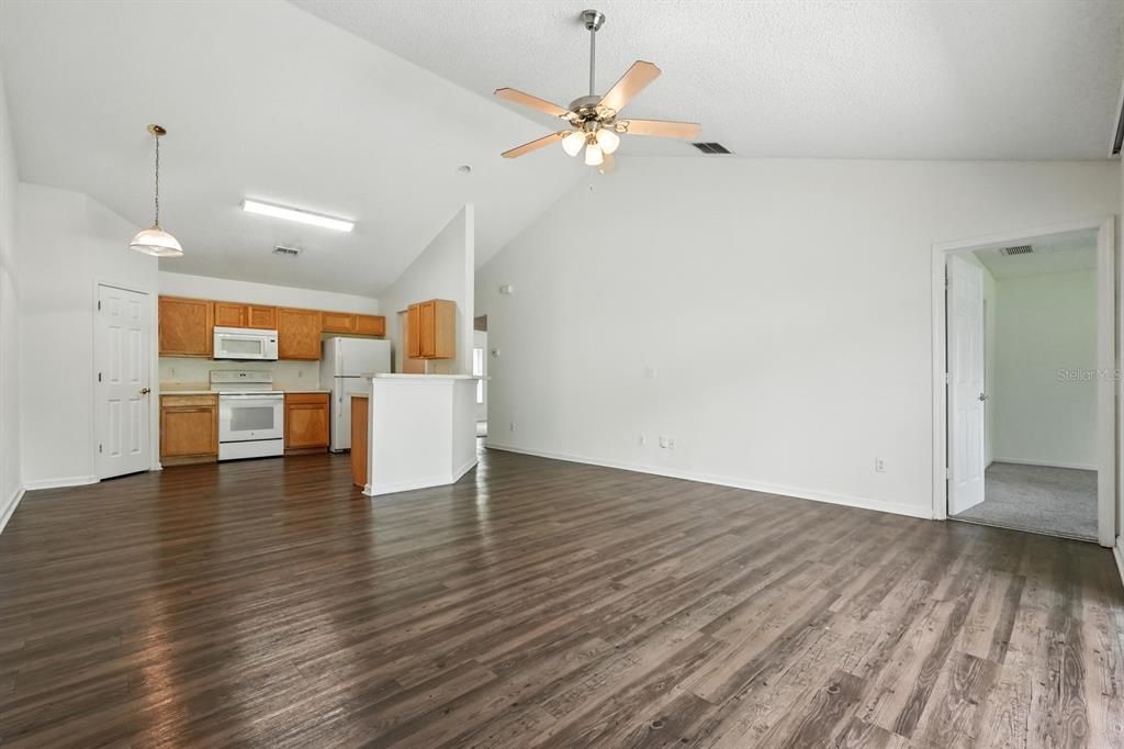 出租: $1,600 (3 贝兹, 2 浴室, 1295 平方英尺)