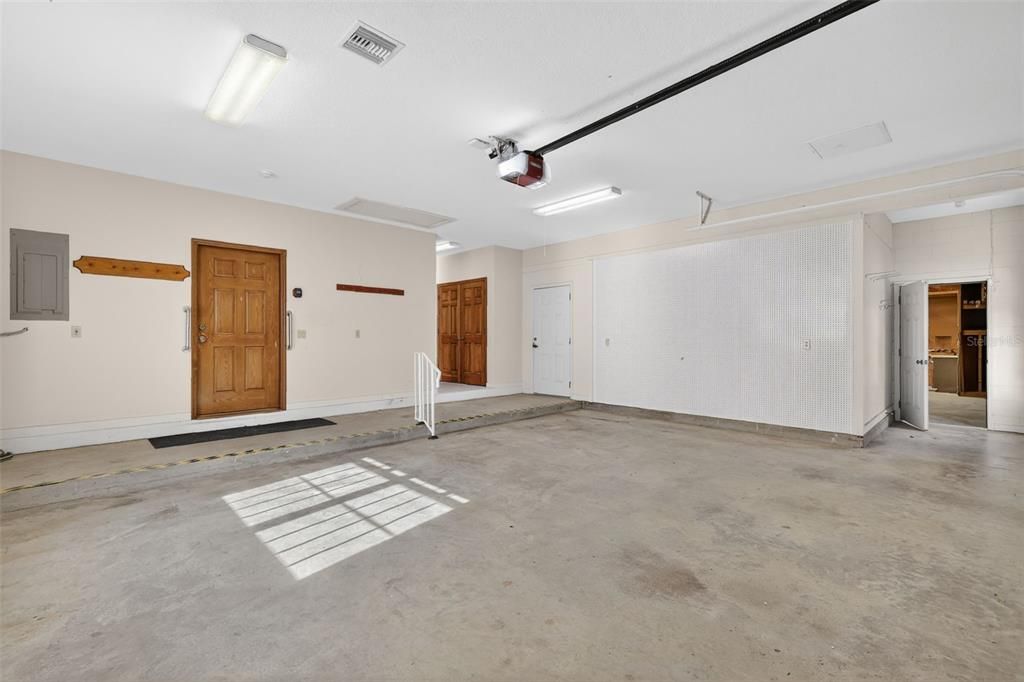 En Venta: $969,000 (3 camas, 2 baños, 4451 Pies cuadrados)