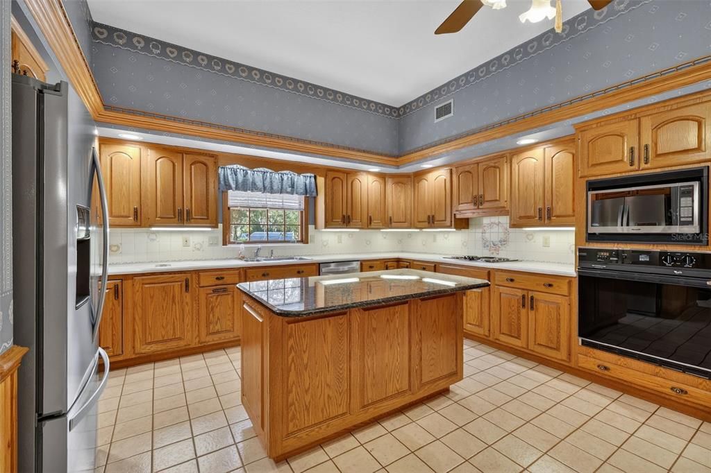 En Venta: $969,000 (3 camas, 2 baños, 4451 Pies cuadrados)