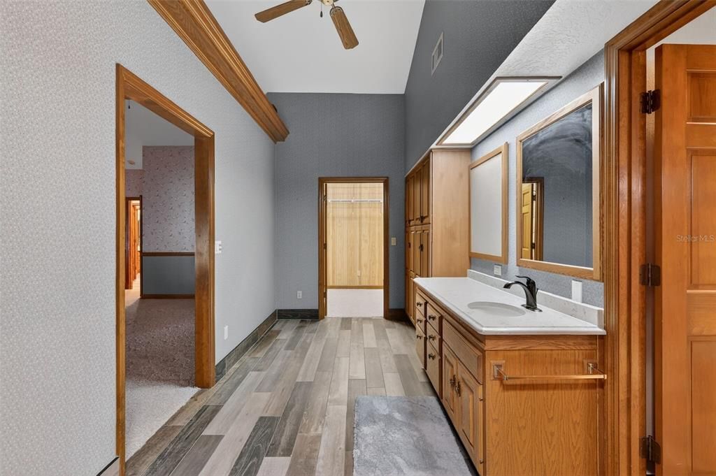 En Venta: $969,000 (3 camas, 2 baños, 4451 Pies cuadrados)