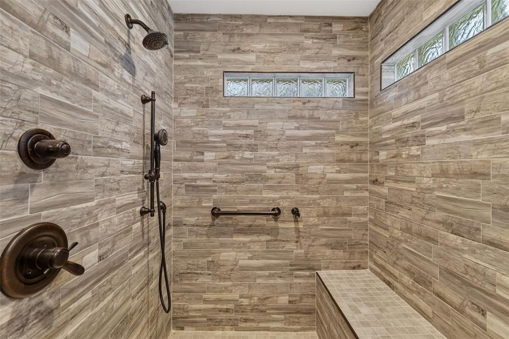 En Venta: $969,000 (3 camas, 2 baños, 4451 Pies cuadrados)