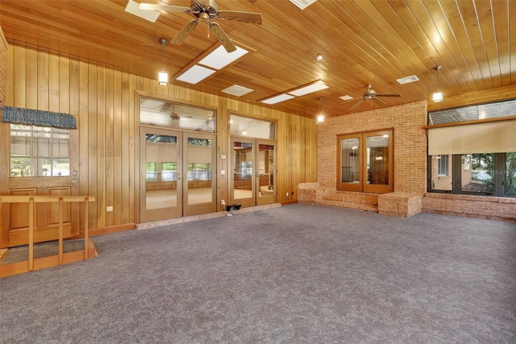 En Venta: $969,000 (3 camas, 2 baños, 4451 Pies cuadrados)