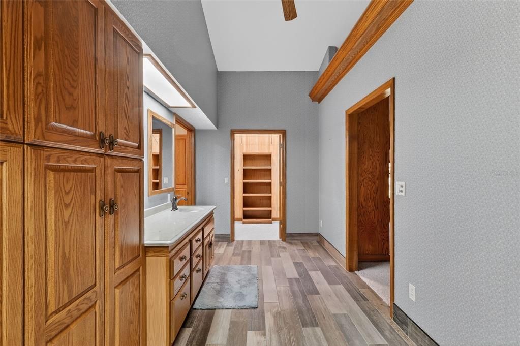 En Venta: $969,000 (3 camas, 2 baños, 4451 Pies cuadrados)