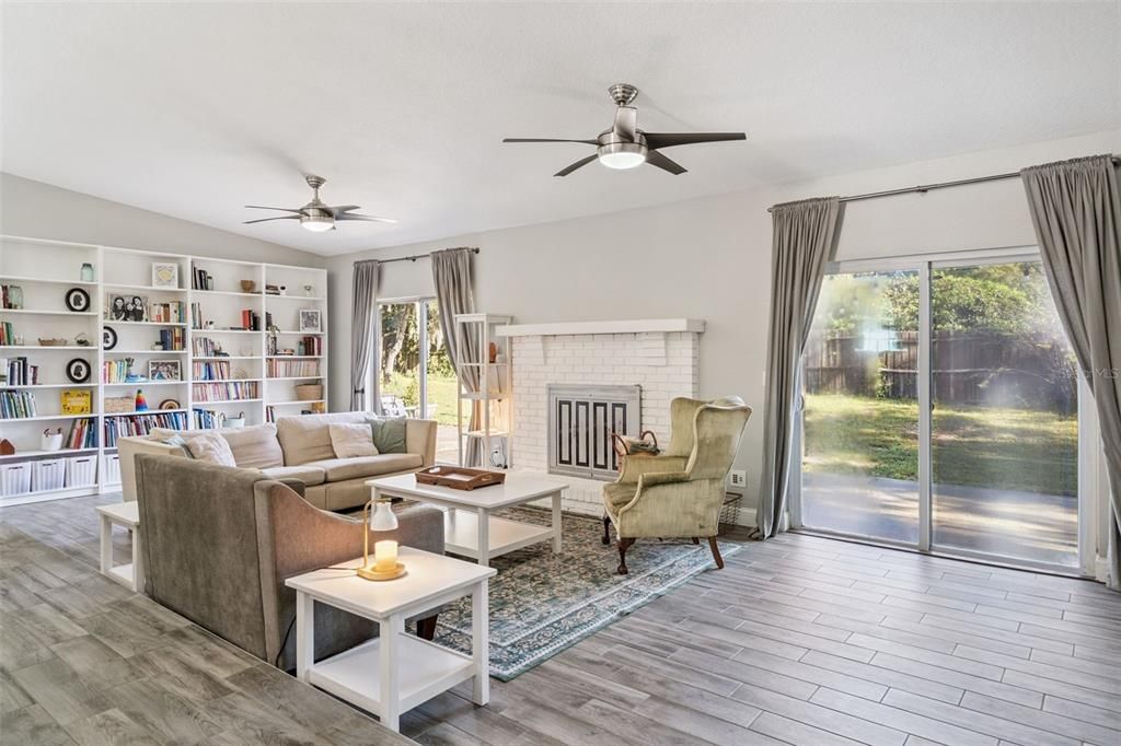 На продажу: $449,000 (4 спален, 2 ванн, 1812 Квадратных фут)