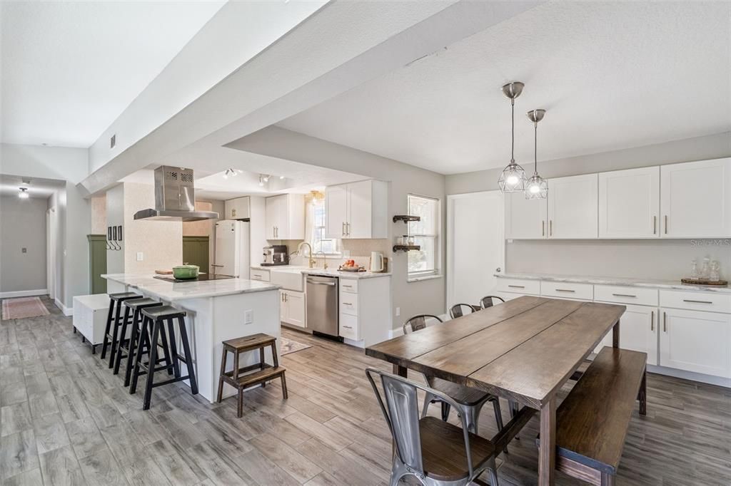 На продажу: $449,000 (4 спален, 2 ванн, 1812 Квадратных фут)