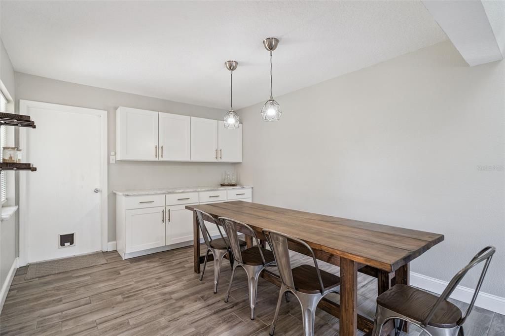 На продажу: $449,000 (4 спален, 2 ванн, 1812 Квадратных фут)