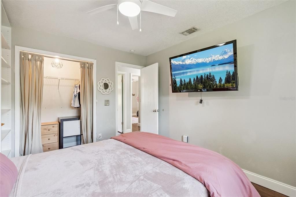 На продажу: $449,000 (4 спален, 2 ванн, 1812 Квадратных фут)